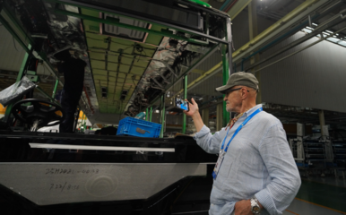 感受郑州智造实力 上合组织媒体智库峰会嘉宾参观宇通之旅